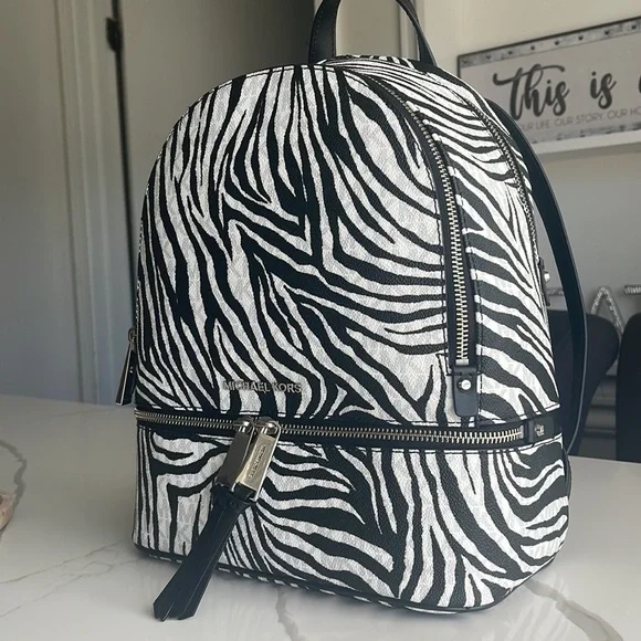Micheal kors medium backpack - Picture 1 of 17